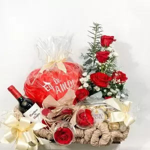 Caixa de madeira decorada + Pelúcia + Arranjo com 3 rosas + 2 taças + Ferreiro Rocher com 12 un. + Vinho
