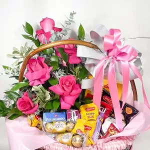 Cesta café da manhã= Arranjo com 5 rosas Pink importadas + kit café da manhã + cesta decorativa