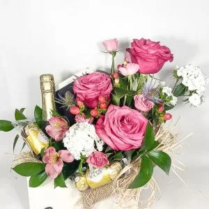 Arranjo com rosa pink e flores nobres + Cachepô de madeira decorativo + Ferreiro Rocher 6 un. + Espumante