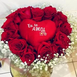 Buquê Formato Coração com 12 Rosas Colombianas, Pelucia Coração e Gypsophila